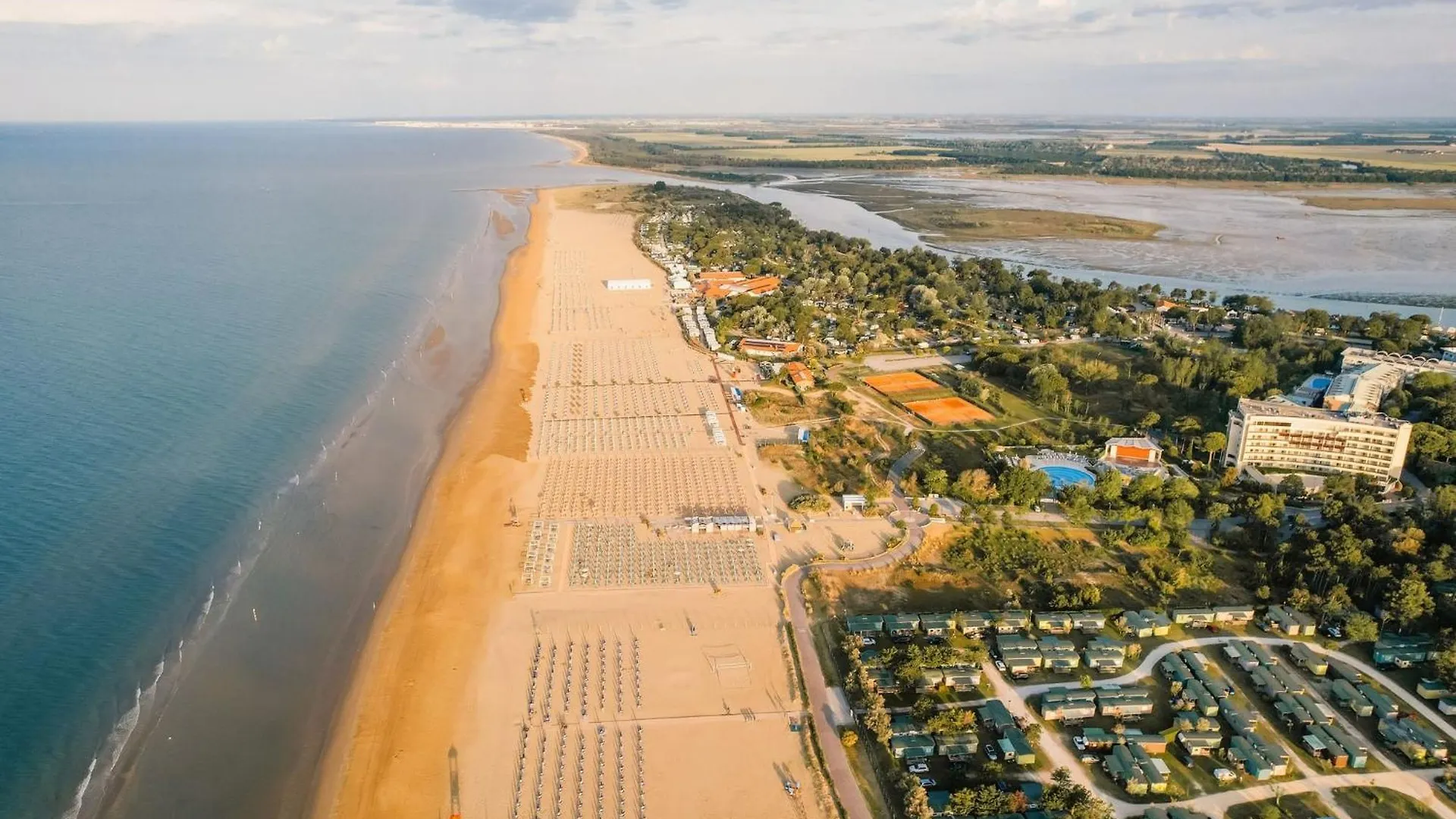 Nice Flat With Stunning Terrace In Bibione Apartament